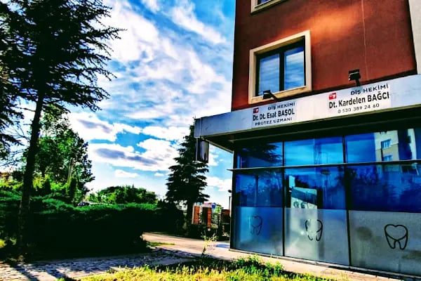 Dr.Dt. Kardelen Bağcı, Gülüş Tasarımı ve İmplant Klinikleri. Dişeti Tedavisi/ Zirkonyum/ Estetik Diş Hekimliği - Resim 1
