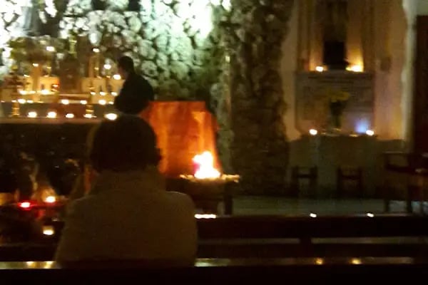 Notre Dame De Lourdes Katolik Kilisesi - Resim 15