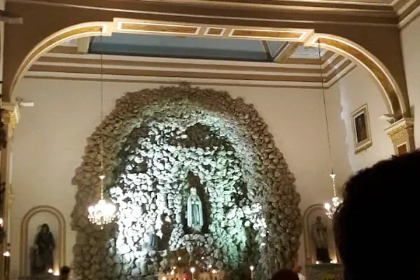 Notre Dame De Lourdes Katolik Kilisesi - Resim 18