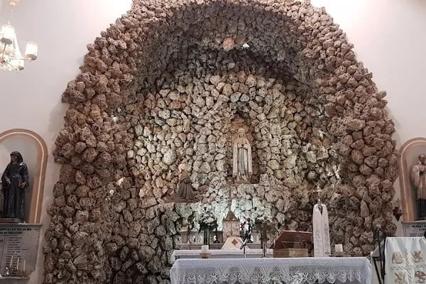Notre Dame De Lourdes Katolik Kilisesi - Resim 1