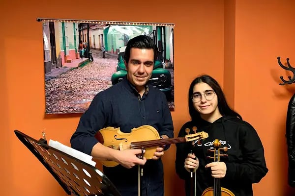 Sanatölye Gitar Eğitim ve Luthier - Resim 15