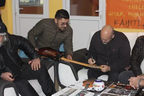 Sanatölye Gitar Eğitim ve Luthier - Resim 20