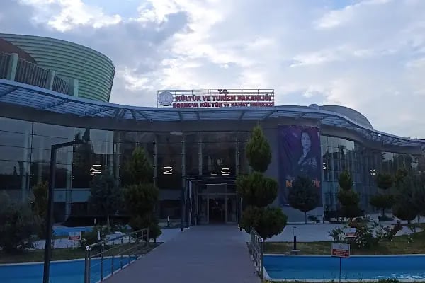 İzmir Devlet Tiyatrosu - Bornova Bozkurt Kuruç Sahnesi - Resim 2