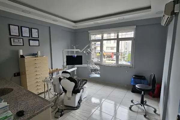 Diş Hekimi Emre Kuruçelik - Resim 1