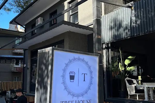 TreeHouse Coffee Shop - Resim 5