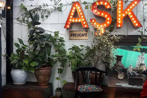 Her Şey AŞK tan Deli Cafe - Resim 3